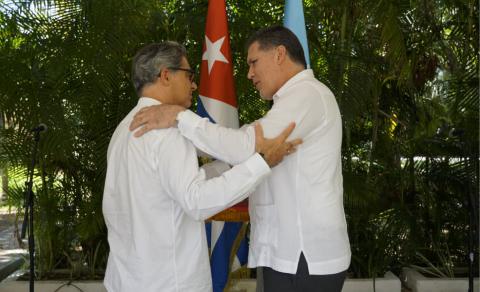 Entregan_medalla_de_la_Amistad_a_Pichón.jpeg