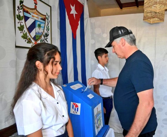 El presidente cubano ejerció su derecho al voto en elecciones nacionales. Foto: Presidencia Cuba/ Twitter.