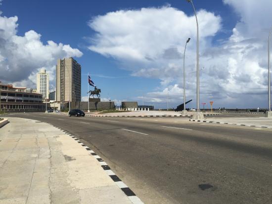 Cierre de la Avenida Malecón los fines de semana Cierre de la Avenida Malecón los fines de semana