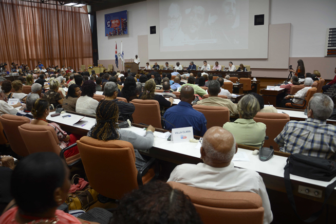 Asiste Díaz-Canel a jornada final del VIII Congreso de la ANEC