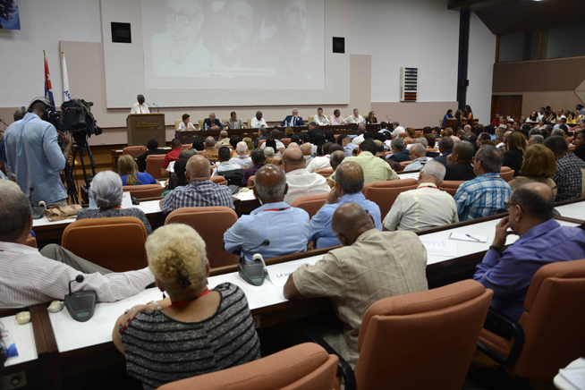 Asiste Díaz-Canel a jornada final del VIII Congreso de la ANEC