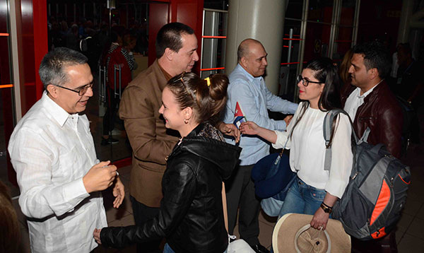 En suelo patrio segundo grupo de colaboradores cubanos en Bolivia