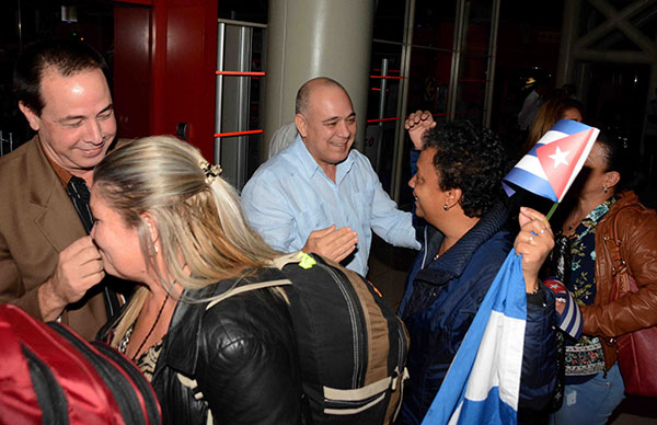 En suelo patrio segundo grupo de colaboradores cubanos en Bolivia