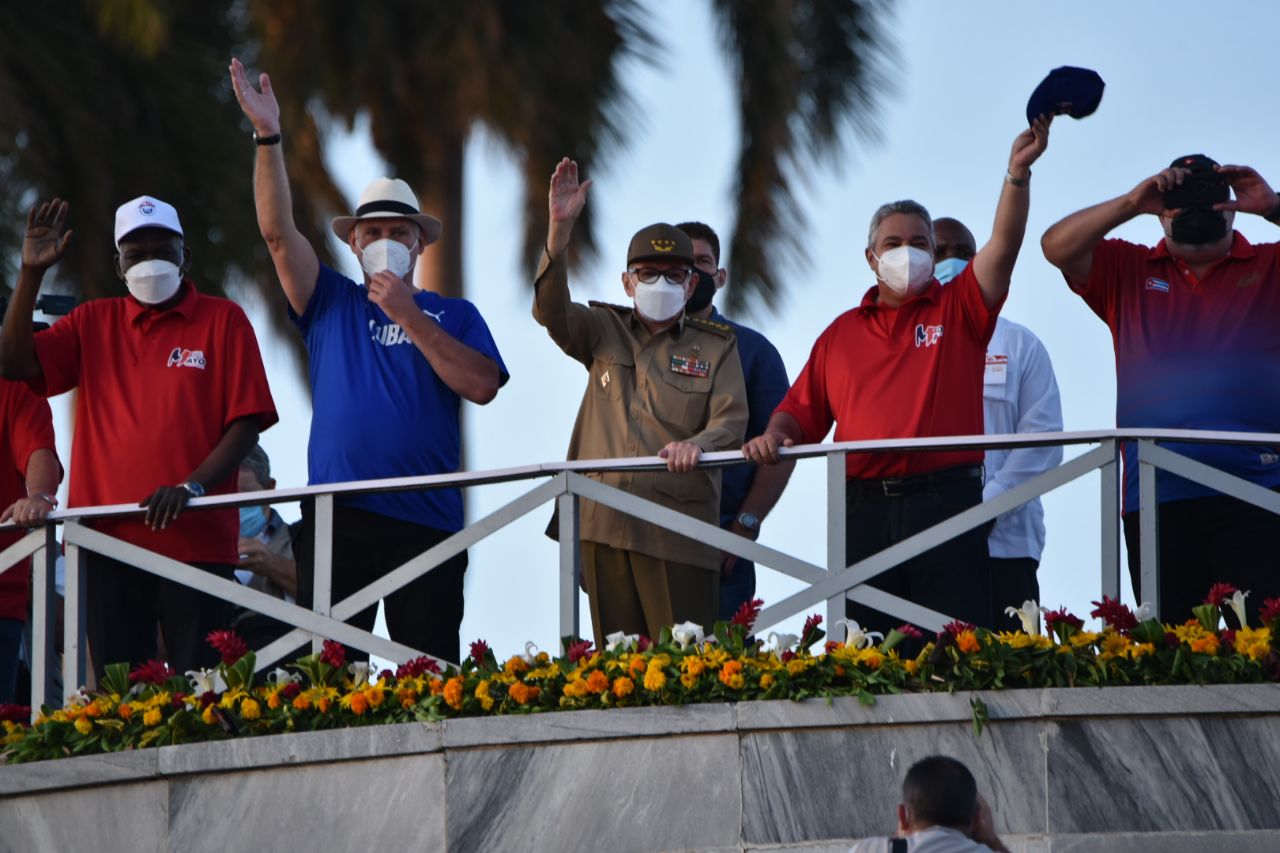 Máximos representantes del Gobierno presiden el desfile de los trabajadores cubanos. Máximos representantes del Gobierno presiden el desfile de los trabajadores cubanos.
