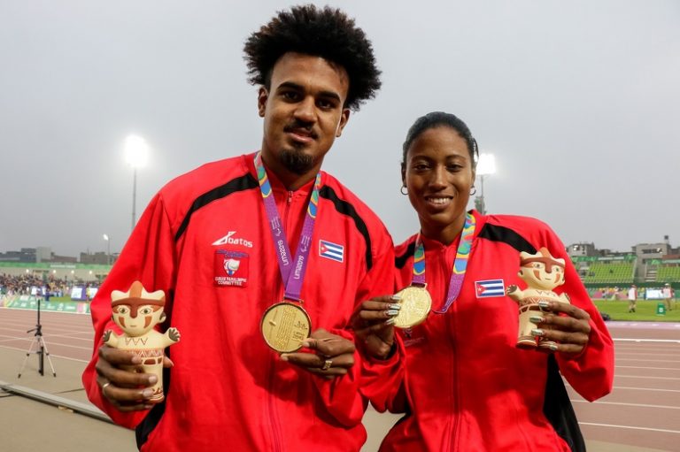 En Cuba, la formación de atletas con discapacidad comienza también desde la pirámide. Omara Durand, de Cuba, y su guía Yuniol Kindelán, celebran su medalla de oro en los VI Juegos Parapanamericanos de Lima. En Cuba, la formación de atletas con discapacidad comienza también desde la pirámide. Omara Durand, de Cuba, y su guía Yuniol Kindelán, celebran su medalla de oro en los VI Juegos Parapanamericanos de Lima.