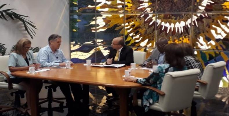 Ministro afirma que no hay dolarización de economía cubana y que medidas permitirán afrontar mejor unificación monetaria y cambiaria Ministro afirma que no hay dolarización de economía cubana y que medidas permitirán afrontar mejor unificación monetaria y cambiaria