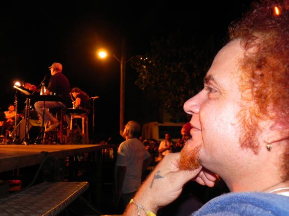 Kelvis Ochoa escucha a Silvio. Foto Iván Soca.