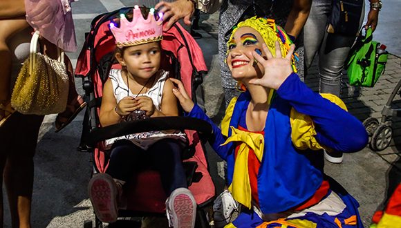Música, payasos, globos y hasta mariachis hubo a lo largo de las cinco cuadras del boulevard. Foto: Abel Padrón Padilla/Cubadebate.