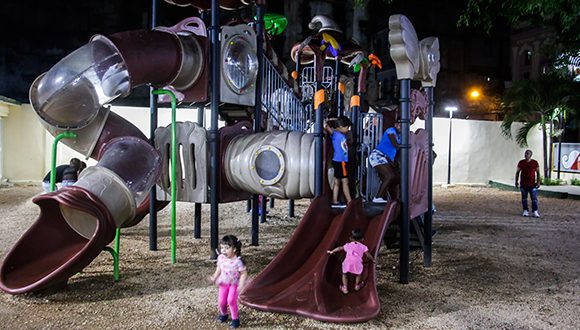 Parque infantil Alegrías de Colón, en el boulevard de San Rafael. Foto: Abel Padrón Padilla/Cubadebate.