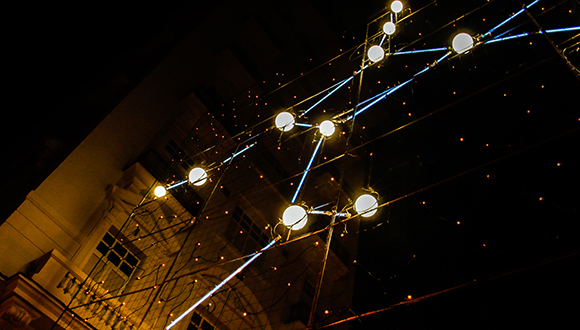 Constelaciones de “Planetario” iluminan la calle habanera Galiano