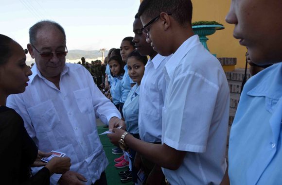 Estudiantes de la enseñanza media recibieron el carné de la Unión de Jóvenes Comunistas en el acto en homenaje a los Mártires del 30 de Noviembre de 1956. Foto: Miguel Rubiera Justiz/ACN.