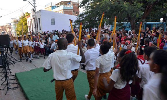 Pioneros y jóvenes destacados participan en el asalto simbólico a la estación de policía de la Loma del Intendente. Foto: Miguel Rubiera Justiz/ACN.