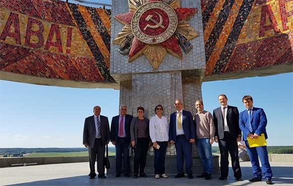 En la cima de la Colina de la Gloria, erigida con la tierra de todos los pueblos de Belarús