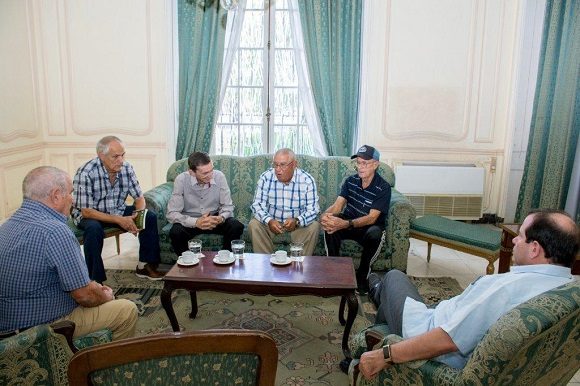 Cuza conversa junto a sus compañeros con Fernando González.