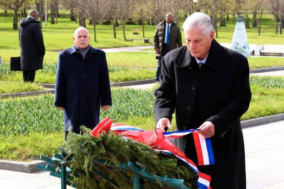 Díaz-Canel comenzó su visita con la colocación de una ofrenda floral ante el monumento a la Madre Patria. 