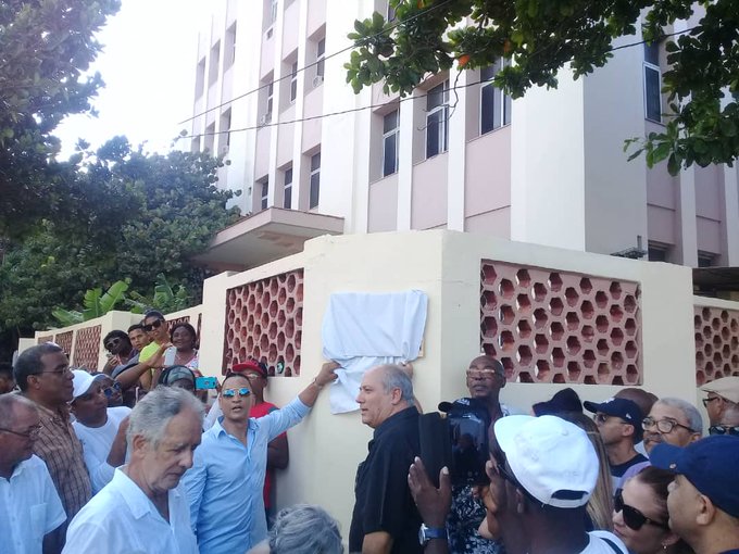 Develan tarja por aniversario 50 de la Orquesta Van Van