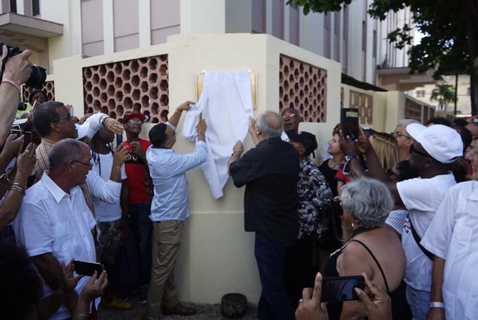 Develan tarja por aniversario 50 de la Orquesta Van Van