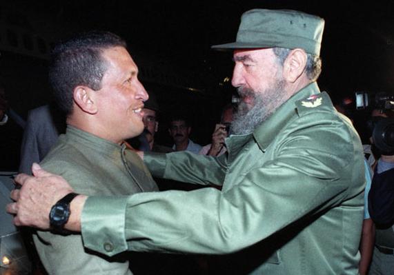 Primer encuentro de Chávez y Fidel, el 13 de diciembre de 1994, en el aeropuerto José Martí, La Habana. Foto: Ismael Francisco/ Cubadebate. Primer encuentro de Chávez y Fidel, el 13 de diciembre de 1994, en el aeropuerto José Martí, La Habana. Foto: Ismael Francisco/ Cubadebate.