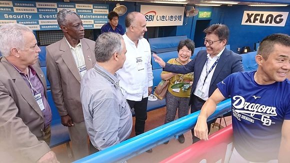 Delegación del INDER intercambia con el presidente del equipo Chunichi Dragons de béisbol