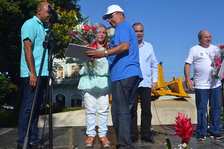Celebran aniversario 50 de las escuelas cubanas de educación física