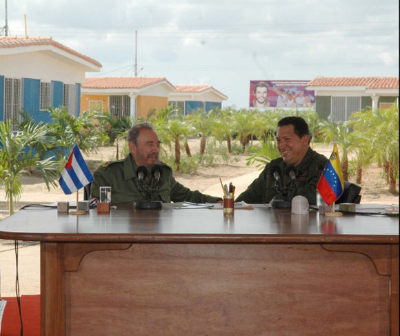 Participa en la edición 231 del programa "Aló, Presidente", que se desarrolla en Cuba, en el municipio Sandino en Pinar del Río junto al Presidente de Venezuela Hugo Chávez Frías, 21 de agosto del 2005. Foto: Sistema Bolivariano de Comunicación e Información/ Fidel Soldado de las Ideas. Participa en la edición 231 del programa "Aló, Presidente", que se desarrolla en Cuba, en el municipio Sandino en Pinar del Río junto al Presidente de Venezuela Hugo Chávez Frías, 21 de agosto del 2005. Foto: Sistema Bolivariano de Comunicación e Información/ Fidel Soldado de las Ideas.