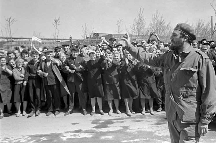 Dos exposiciones en homenaje al líder histórico cubano Fidel Castro fueron inauguradas en la ciudad de Simferopol, en la República de Crimea, informó hoy la filial regional de la Sociedad Rusa de Amistad con Cuba (SRAC). Dos exposiciones en homenaje al líder histórico cubano Fidel Castro fueron inauguradas en la ciudad de Simferopol, en la República de Crimea, informó hoy la filial regional de la Sociedad Rusa de Amistad con Cuba (SRAC).