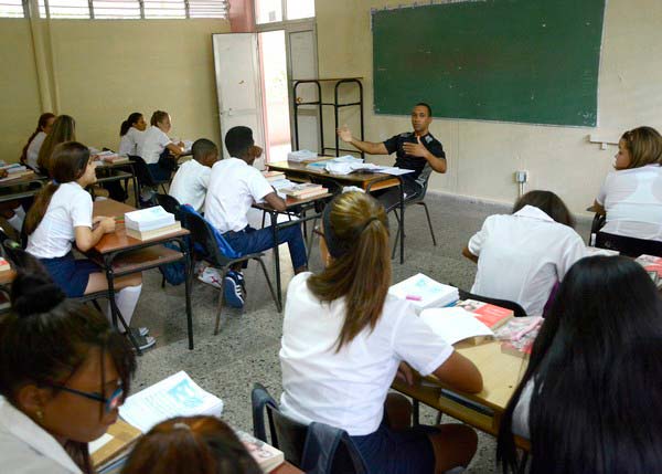 La formación vocacional hacia el magisterio comienza en la propiaaula, donde el ejem plo del maestro es esencial. La formación vocacional hacia el magisterio comienza en la propiaaula, donde el ejemplo del maestro es esencial.