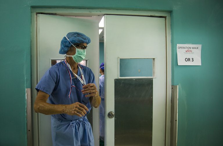 Esta organización humanitaria estadounidense realiza artroplastias de cadera y rodilla de forma gratuita.