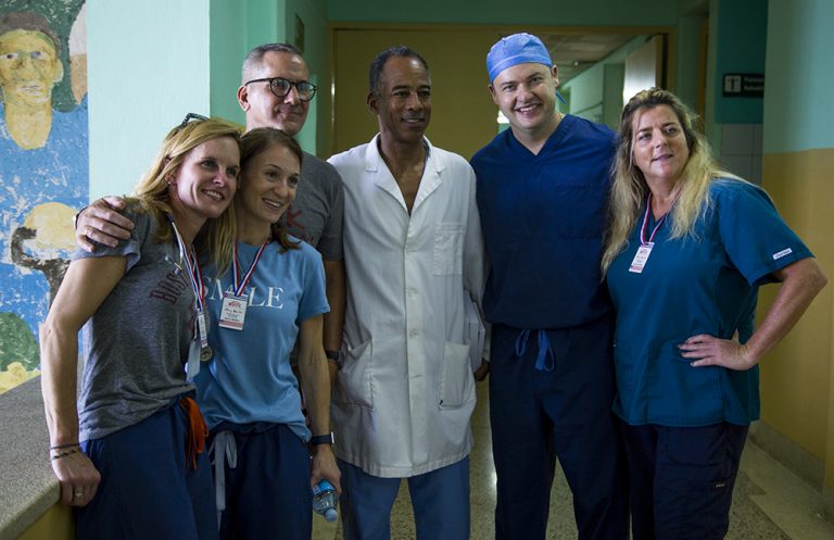 Miembros del equipo de Operation Walk, al centro (con la bata blanca), el doctor William Long