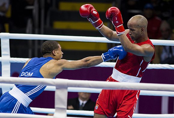Roniel hace fallar a su oponente una y otra vez. Foto: Irene Pérez/ Cubadebate.