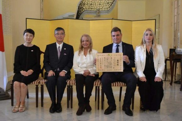 Canciller japonés reconoce a dos personalidades cubanas