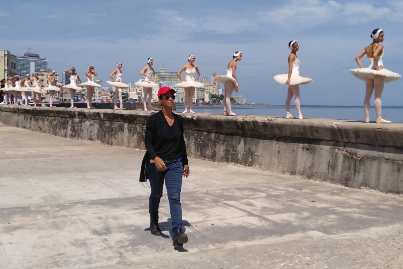 La vorágine del rodaje bajo el intenso sol demandó el máximo de esfuerzo de bailarinas y personal involucrado. Foto: del autor. 