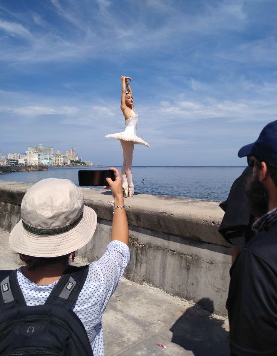 El cielo, el mar, y la imagen pulcra de una bailarina... una escena de ensueño para musicalizar. Foto: del Autor.