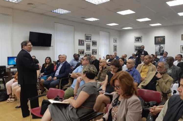 Bruno Rodríguez dialogó con la comunidad de residentes cubanos en Rusia.