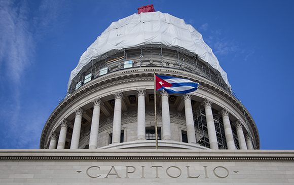 Durante todo el día descenderán las lonas que cubrían la cúpula del Capitolio. Foto: Irene Pérez/ Cubadebate. Durante todo el día descenderán las lonas que cubrían la cúpula del Capitolio. Foto: Irene Pérez/ Cubadebate.