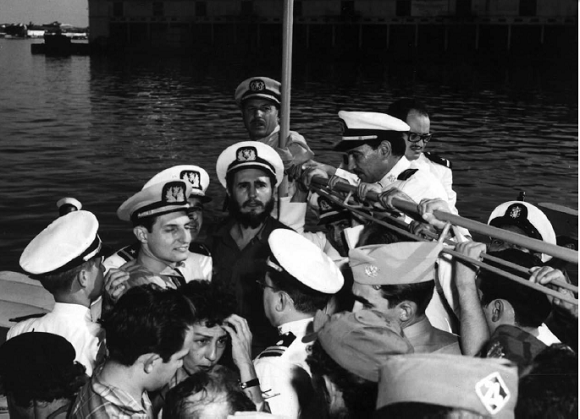 Dos años, un mes y seis días después de haber desembarcado en Las Coloradas, Fidel regresa al Granma. Foto: Caravana de La Libertad/Libro de Luis Báez y Pedro de la Hoz. Dos años, un mes y seis días después de haber desembarcado en Las Coloradas, Fidel regresa al Granma. Foto: Caravana de La Libertad/Libro de Luis Báez y Pedro de la Hoz.
