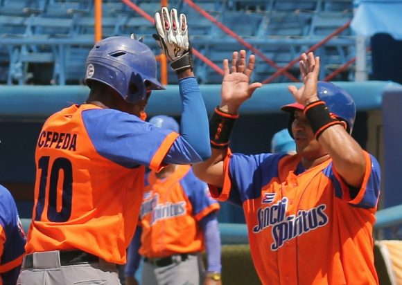 Frederich Cepeda se reafirma como líder en cuadrangulares.