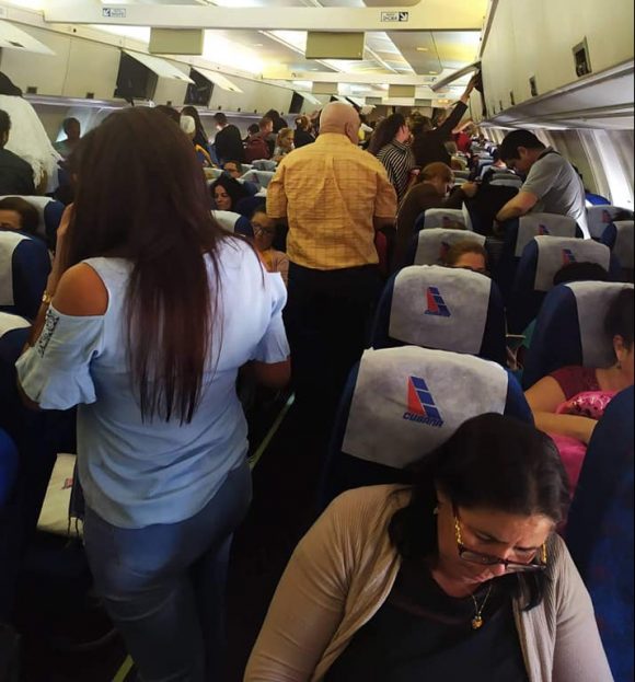 Primer grupo de médicos cubanos parte de Bolivia