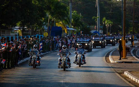 La caravana fúnebre que traslada los restos mortales de los 32 combatientes caídos en el cumplimiento del deber en Venezuela avanza desde horas tempranas de este jueves por la Avenida Rancho Boyeros, rumbo a la sede del Ministerio de las Fuerzas Armadas Revolucionarias. Foto: Enrique González (Enro)/ Cubadebate.
