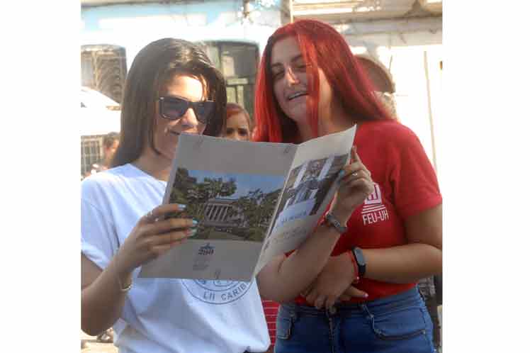 Jóvenes universitarios