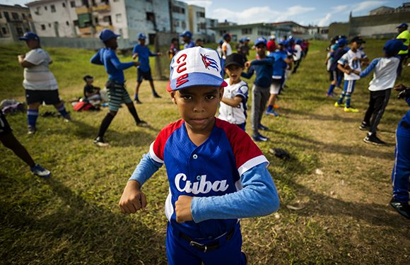 En áreas como el Pontón, los niños capitalinos comienzan sus primeros pasos en el béisbol. En áreas como el Pontón, los niños capitalinos comienzan sus primeros pasos en el béisbol.