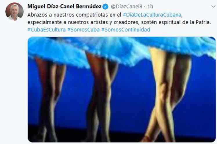 Presidente de Cuba felicita a artistas en Día de la Cultura Cubana.