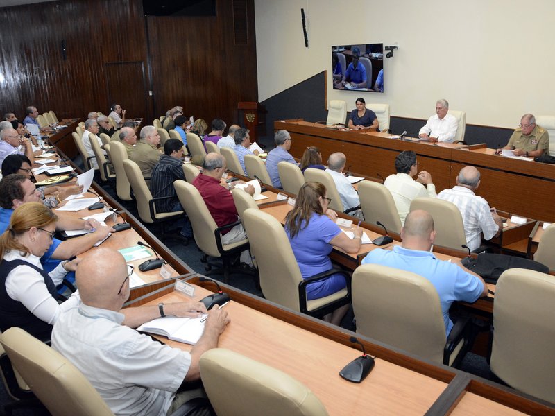 Miguel Díaz-Canel Bermúdez y otros dirigentes durante la reunión de evaluación de la marcha de los programas de Salud e Informatización de la sociedad.