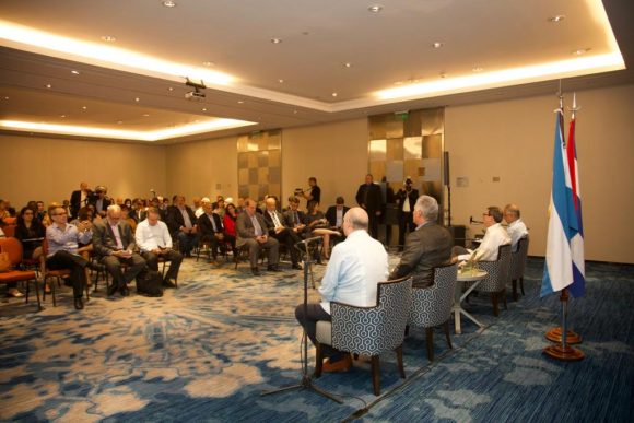 Díaz-Canel se reúne con un encuentro con más de 60 empresarios argentinos. Foto: Twitter/ @PresidenciaCuba. Díaz-Canel se reúne con un encuentro con más de 60 empresarios argentinos. Foto: Twitter/ @PresidenciaCuba.