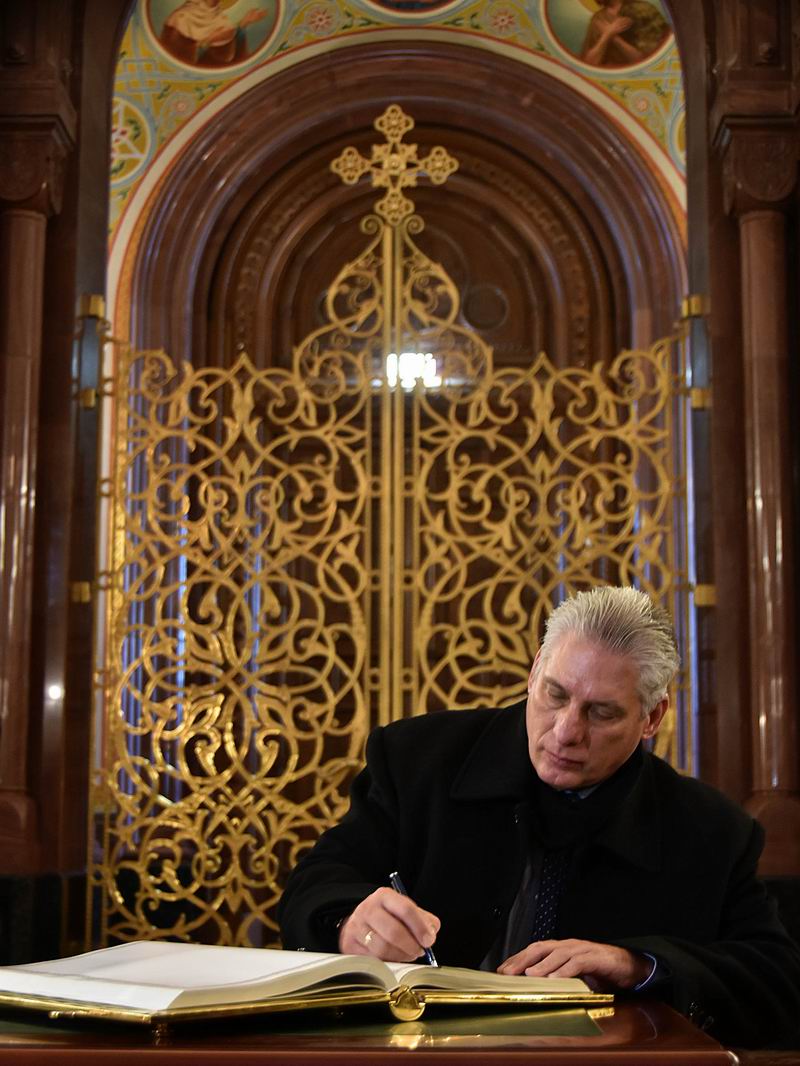 Díaz-Canel firma el libro de visitantes