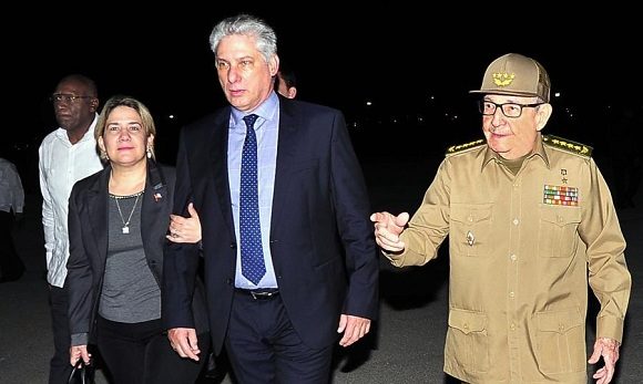 Raúl Castro recibe a Diaz-Canel a su regreso a Cuba