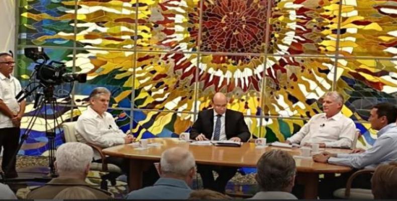 presidente cubano Miguel Díaz-Canel Bermúdez durante su comparecencia especial en el programa televisivo Mesa Redonda