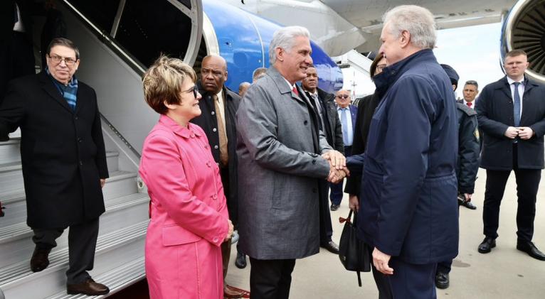Presidente cubano llega a Rusia para participar en los eventos del Día de la Victoria