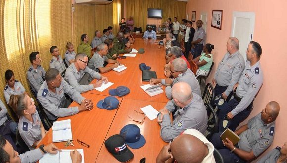 Los candidatos a diputados también llegaron hasta la estación de la PNR del consejo popular La Güinera. Foto: Tony Hernández Mena.