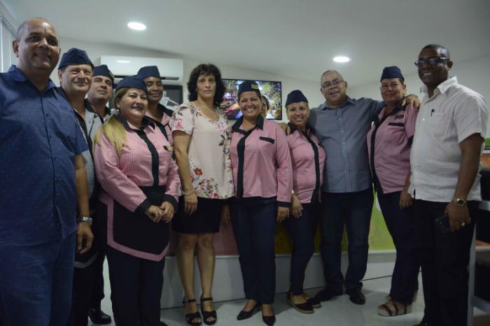 Reabre sus puertas la heladería habanera Coppelia